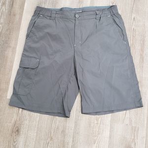 Columbia Omni shade grey outdoor shorts size large / 38